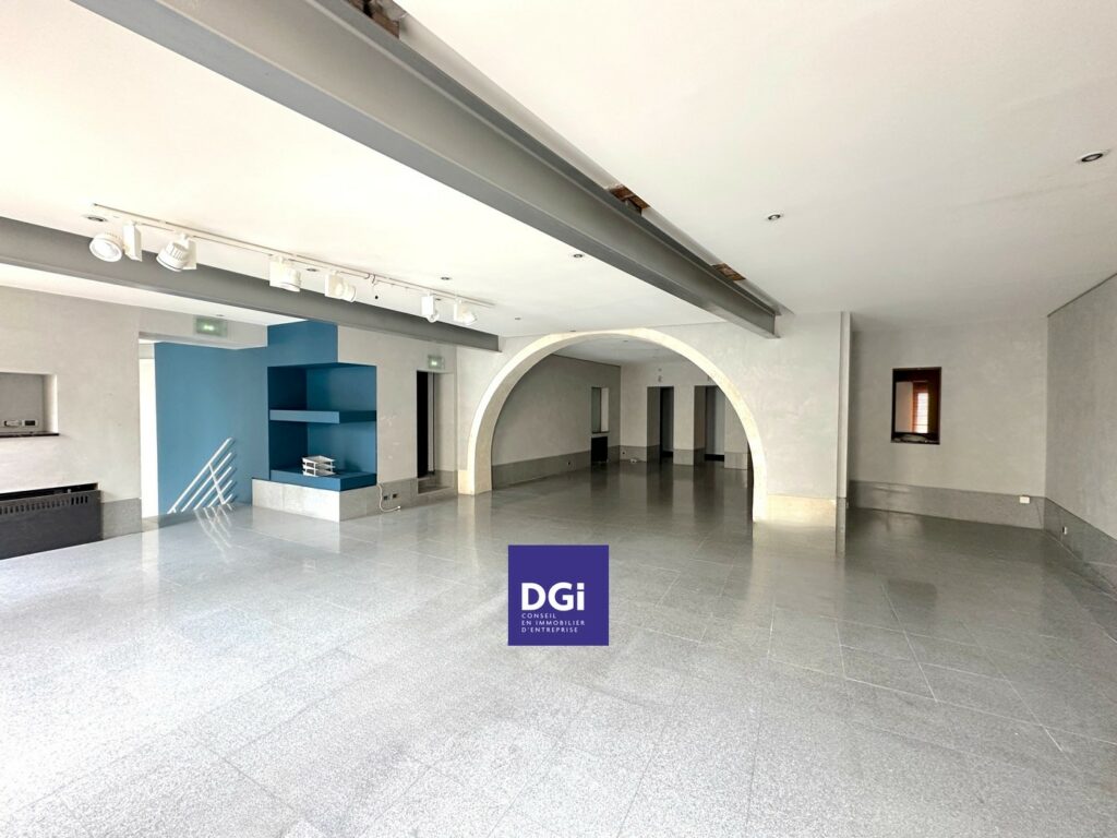 location bureau nimes centre ville